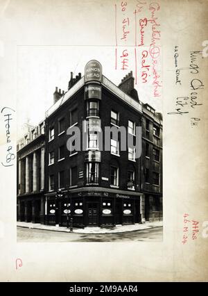 Fotografia di Kings Head PH, City, Londra. Il lato principale della stampa (mostrato qui) raffigura: Angolo sulla vista del pub. Il retro della stampa (disponibile su richiesta) dettagli: Trading Record 1934 . 1943 per Kings Head, City, Londra EC4R 1BR. A partire da luglio 2018 . Completamente demolito dall'azione nemica 30 luglio 1944 Foto Stock