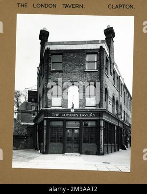 Fotografia di London Tavern , Clapton, Londra. Il lato principale della stampa (mostrato qui) raffigura: Faccia sulla vista del pub. Il retro della stampa (disponibile su richiesta) dettagli: Niente per la London Tavern, Clapton, London E5 8PA. A partire da luglio 2018 . La famiglia attuale ha acquistato il freehold da Punch taverne nel 2014 e ha pianificato di demolire il pub per sostituire con appartamenti nel 2016, ma una nomina ACV locale dal quartiere ha fatto pensare al proprietario di nuovo Foto Stock