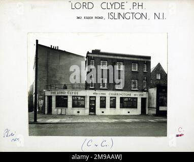 Fotografia di Lord Clyde PH, Islington, Londra. Il lato principale della stampa (mostrato qui) raffigura: Faccia sulla vista del pub. Il retro della stampa (disponibile su richiesta) dettagli: Trading Record 1938 . 1961 per il Signore Clyde, Islington, Londra N1 3PB. A partire da luglio 2018 . Pensioni aziendali Foto Stock