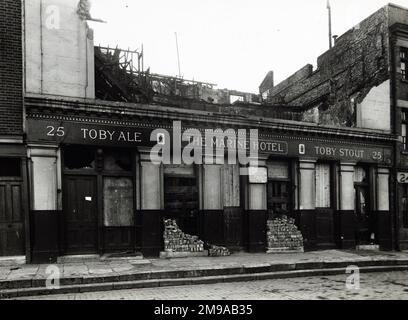 Fotografia di Marine Hotel, Silvertown, Londra. Il lato principale della stampa (mostrato qui) raffigura: Facciata del pub distrutta in vista . Il retro della stampa (disponibile su richiesta) dettagli: Photographer ID for the Marine Hotel, Silvertown, London E16 1US. A partire da luglio 2018 . Nuova Excel Arena Foto Stock