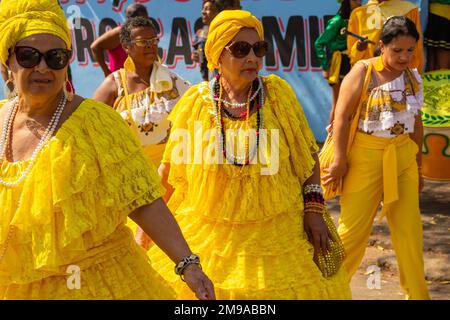 Goiânia, Goias, Brasile – 11 settembre 2022: Alcune donne vestite come baianas. Congadas, una festa folcloristica e religiosa di origine africana. Foto Stock