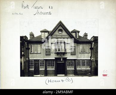 Fotografia di Park Tavern , West Norwood, Londra. Il lato principale della stampa (mostrato qui) raffigura: Faccia sulla vista del pub. Il retro della stampa (disponibile su richiesta) dettagli: Trading Record 1934 . 1961 per il Park Tavern, West Norwood, Londra SE27 9ND. A partire da luglio 2018 . Taverne di punch Foto Stock