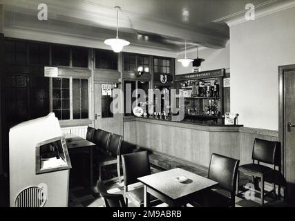 Fotografia di Phoenix PH, Edgware, Londra. Il lato principale della stampa (mostrato qui) raffigura: Bar interno del pub. Il retro della stampa (disponibile su richiesta) dettagli: Nothing for the Phoenix, Edgware, London NW8 8LE. A partire da luglio 2018 . Chiuso e sostituito con appartamenti Foto Stock