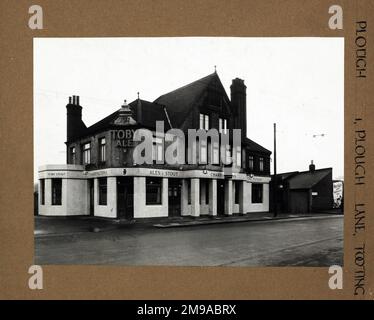 Fotografia di Plough PH, Tooting, Londra. Il lato principale della stampa (mostrato qui) raffigura: La faccia sinistra sulla vista del pub. Il retro della stampa (disponibile su richiesta) dettagli: Nothing for the Plough, Tooting, Londra SW17 0BW. A partire da luglio 2018 . Chiuso nel 2006 e convertito al dettaglio con appartamenti sopra. Tile Giant spostato in c. Foto Stock