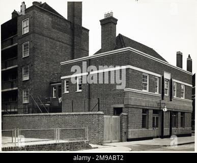 Fotografia di Phoenix PH, Edgware, Londra. Il lato principale della stampa (mostrato qui) raffigura: La faccia sinistra sulla vista del pub. Il retro della stampa (disponibile su richiesta) dettagli: Nothing for the Phoenix, Edgware, London NW8 8LE. A partire da luglio 2018 . Chiuso e sostituito con appartamenti Foto Stock