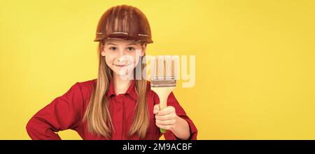 Ristrutturazione bambino, futuro ristrutturatore. Miglioramento. Riparazione superficie. Felice ragazza teen tenere pennello. Allestitore per bambini in un poster orizzontale del casco Foto Stock