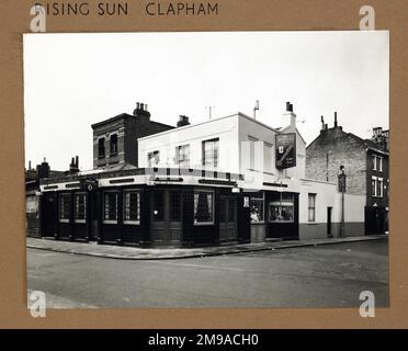 Fotografia di Rising Sun PH, Clapham, Londra. Il lato principale della stampa (mostrato qui) raffigura: Angolo sulla vista del pub. Il retro della stampa (disponibile su richiesta) dettagli: Nothing for the Rising Sun, Clapham, Londra SW4 6RJ. A partire da luglio 2018 . Ora un ristorante. A partire da settembre 2016 disusato. Foto Stock