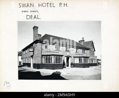 Fotografia di Swan Hotel, Deal, Kent. Il lato principale della stampa (mostrato qui) raffigura: La faccia sinistra sulla vista del pub. Il retro della stampa (disponibile su richiesta) dettagli: Nulla per il Swan Hotel, Deal, Kent CT14 6EY. A partire da luglio 2018 . Rinominato Hole in The Roof Hotel, ora Queens Street Tap . StoneGate Pub Co Foto Stock