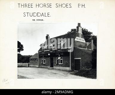 Fotografia di tre scarpe da cavallo PH, Studdal, Kent. Il lato principale della stampa (mostrato qui) raffigura: La faccia destra sulla vista del pub. Il retro della stampa (disponibile su richiesta) dettagli: Trading Record 1950 . 1963 per le tre scarpe da cavallo, Studdal, Kent CT15 5BN. A partire da luglio 2018 . Ora in uso residenziale Foto Stock