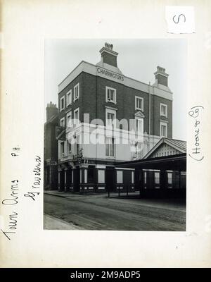 Fotografia di Town Arms, Gravesend, Kent. Il lato principale della stampa (mostrato qui) raffigura: Angolo sulla vista del pub. Il retro della stampa (disponibile su richiesta) dettagli: Trading Record 1934 . 1961 per le armi della città, Gravesend, Kent DA12 2DU. A partire da luglio 2018 . Divenne Blakes night club . di proprietà individuale Foto Stock