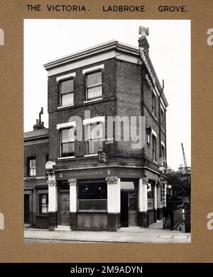 Fotografia di Victoria PH, Ladbroke Grove, Londra. Il lato principale della stampa (mostrato qui) raffigura: La faccia destra sulla vista del pub. Il retro della stampa (disponibile su richiesta) dettagli: Nothing for the Victoria, Ladbroke Grove, London W10 4RB. A partire da luglio 2018 . Ribattezzato Narrow Boat ora demolito e a partire da marzo 2017 sito in fase di sviluppo Foto Stock