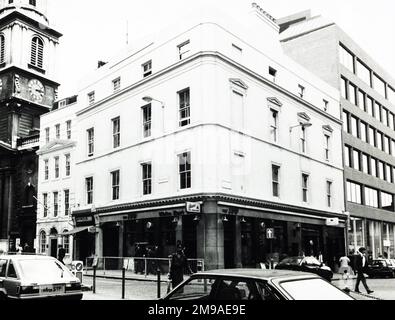 Fotografia di White Hart PH, Liverpool Street, Londra. Il lato principale della stampa (mostrato qui) raffigura: Angolo sulla vista del pub. Il retro della stampa (disponibile su richiesta) dettagli: Public Relations Caption for the White Hart, Liverpool Street, London EC2M 3th. A partire da luglio 2018 . Chiuso il 2014 . Nicholson's (Mitchells & Butlers) Foto Stock