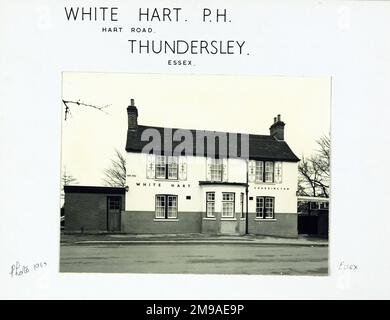 Fotografia di White Hart PH, Thundersley, Essex. Il lato principale della stampa (mostrato qui) raffigura: Faccia sulla vista del pub. Il retro della stampa (disponibile su richiesta) dettagli: Trading Record 1961 per il White Hart, Thundersley, Essex SS7 3PF. A partire da luglio 2018 . Pensioni a crociera Foto Stock