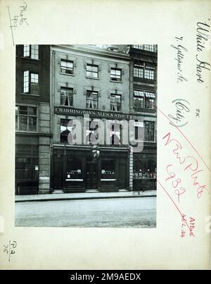 Fotografia di White Hart PH, City, Londra. Il lato principale della stampa (mostrato qui) raffigura: La faccia sinistra sulla vista del pub. Il retro della stampa (disponibile su richiesta) dettagli: Trading Record 1919 . 1930 per The White Hart, City, Londra EC1A 9DE. A partire da luglio 2018 . Questo pub chiuse intorno al 2008 e fu demolito intorno al 2012. Foto Stock