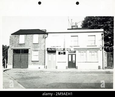 Fotografia di White Swan PH, Chiswick, Londra. Il lato principale della stampa (mostrato qui) raffigura: Faccia sulla vista del pub. Il retro della stampa (disponibile su richiesta) dettagli: Nothing for the White Swan, Chiswick, London W4 2AP. A partire da luglio 2018 . Questo pub è stato chiuso negli anni '1980s ed è stato convertito in ufficio nel 1983. Foto Stock