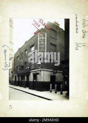 Fotografia di White Horse PH, Soho (Old), Londra. Il lato principale della stampa (mostrato qui) raffigura: La faccia destra sulla vista del pub. Il retro della stampa (disponibile su richiesta) dettagli: Trading Record 1934 . 1941 per il White Horse, Soho (Old), Londra W1F 7RY. A partire da luglio 2018 . Demolito il 16 maggio 38 per la ricostruzione di un nuovo pub. stesso sito Foto Stock