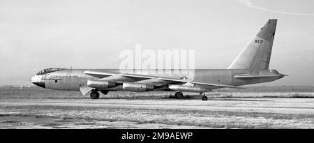 Boeing YB-52 Stratofortress 49-0231 (msn 16249). Il secondo B-52, inizialmente ordinato come XB-52, ha fatto il primo volo B-52 il 15 aprile 1952, a causa del fatto che XB-52 49-230 ha un snag idraulico. Donato al museo dell'aeronautica degli Stati Uniti a Wright Patterson AFB, Ohio, ma demolito a metà degli anni '1960s, apparentemente come risultato della proposta della moglie del presidente Lyndon Johnson di ripulire l'hardware militare in eccesso. Foto Stock