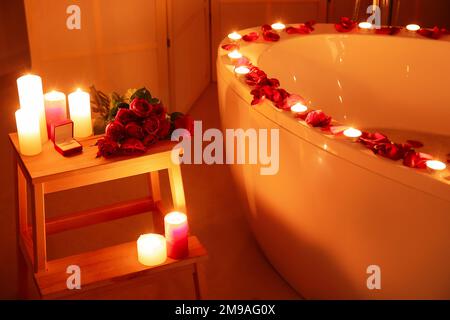 Interno del bagno scuro decorato per San Valentino con vasca da