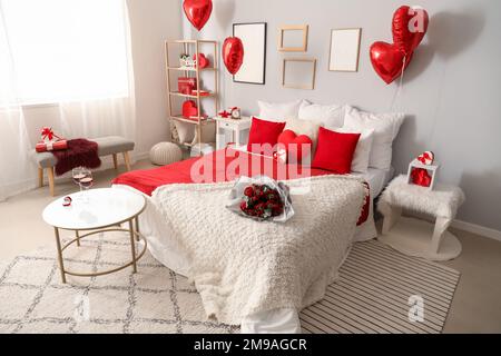 Interno della camera da letto decorata per San Valentino con palloncini e  anello di fidanzamento Foto stock - Alamy