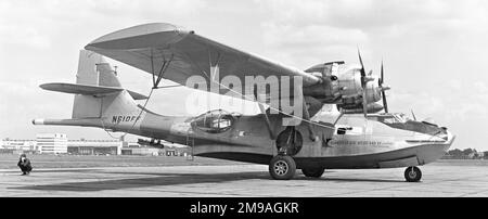 Canadian Vickers PBV-1A Canso (PBY-5A) N610FF (msn CV-399) di Barringer Research Limited, con sede a Toronto, Canada. L'aereo è visto all'aeroporto di Londra Heathrow per i 60 anni della celebrazione di Heathrow. N610FF indagini geofisiche a basso livello continuarono fino al 15 ottobre 1970, quando si schiantò dopo il decollo all'aeroporto della contea di Rhinelander-Oneida nel Wisconsin, a causa del decollo con grave ghiaccio sulla struttura aerea. Foto Stock