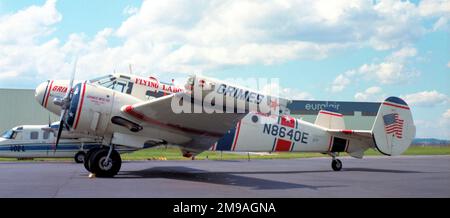 Beechcraft C-45H Expeditor N8640E (msn AF-510, ex 52-10580), della Grimes Manufacturing Company, in uso come laboratorio di volo per luci di navigazione e anticollisione. L'aereo è esposto all'aeroporto di le Bourget per il Paris Air Show 1975. Foto Stock