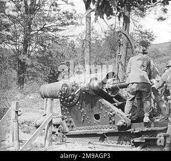 Un Mortier de 270 mm modello 1885 che viene caricato al Bois de Givry a sud di Auxerre. (Immagine RH di una coppia stereo predisposta per un visualizzatore a occhio incrociato, dove l'occhio sinistro vede l'immagine a destra e vice cersa) Foto Stock