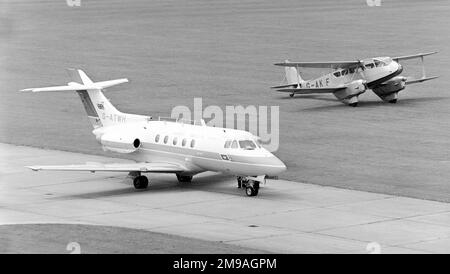 Hawker Siddeley HS.125-1BR/522 G-ATWH (msn 25094) e de Havilland DH.89a Dragon rapide G-AKIF al 1968 Hatfield Factory Open Day. Foto Stock