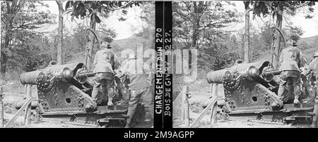 Un Mortier de 270 mm modello 1885 che viene caricato al Bois de Givry a sud di Auxerre. (Una coppia stereo predisposta per un visualizzatore a occhio incrociato, dove l'occhio sinistro vede l'immagine a destra e vice cersa) Foto Stock