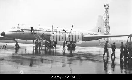 Royal Air Force - Bristol Britannia C.1 XL656 'Adhara' (msn13455) in un umido e cupo RAF Lyneham, disgorging Air cadets dopo un volo esperienza. f/f 03/12/1959, d/d 04/02/1960, a EI-BBY, senza 30/09/1978 Foto Stock