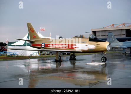 (Royal Canadian Air Force) - Canadair CF-86 (CL-13A) Sabre Mk. 5 23257 (msn 1047, costruito nel 1954), visto nei colori della squadra di aerobica RCAF dei Golden Hawks al National Air Force Museum of Canada a CFB Trenton/ON (YTR). Foto Stock