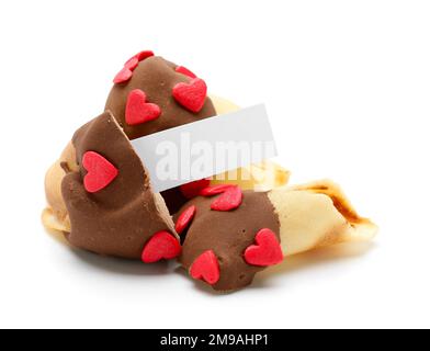 Biscotti gustosi della fortuna con pezzo di carta isolato su fondo bianco. Festa di San Valentino Foto Stock