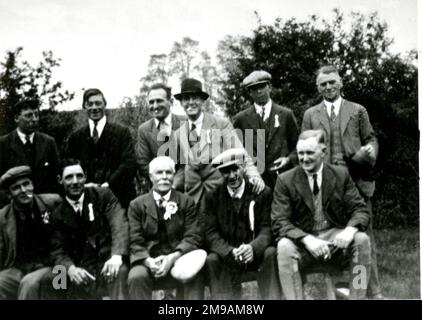 Draycott, villaggio del Cotswold, foto di gruppo tra cui Charles Withers, George Cook, Bill Langbridge, Bert ho...(?), che celebra l'incoronazione di re Giorgio VI. Foto Stock