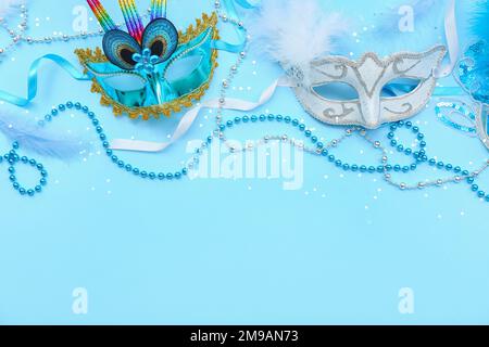 Maschere di Carnevale con perle e coriandoli su sfondo verde Foto stock -  Alamy