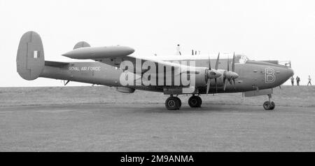 Royal Air Force - Avro Shackleton MR.3 XF702 'B', di No.120 Squadron, al RAF Odiham nel settembre 1966. Foto Stock