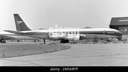 Boeing 707-336C G-ATWV (msn 19498), della British Overseas Airways Corporation, presso l'aeroporto di Londra Heathrow. Foto Stock