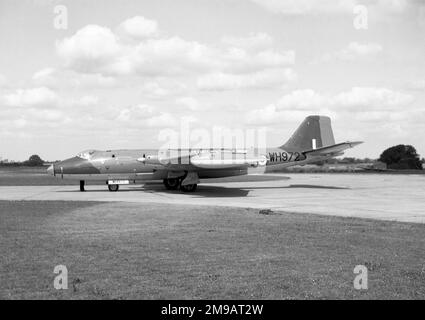 Royal Air Force - English Electric Canberra E.15 WH972 (msn SH1697), di No. 98 Squadron, al RAF Watton. Un capo/specialista dell'equipaggio sta dando all'equipaggio un briefing dell'ultima occasione prima che completino il loro taxi per la pista di decollo. I Canberra E.15s erano conversioni da B.15 bombardieri-ricognizione, per calibrare il sistema radar di difesa aerea britannico, volando l'altezza e la velocità di rotta accurate, in modo che i tecnici potevano sintonizzare i radar, quando volavano con lo squadrone N.100, questo aeromobile si è schiantato in avvicinamento a RAF Kinloss il 27 giugno 19990, quando il motore n. 1 ha subito un aumento e il pilota ha perso il controllo. La naviga Foto Stock