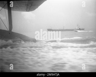 Short S.25 Sandringham 4 VP-LVE 'Southern Cross' (msn SH.55c, ex JM715), di Antilles Air Boats, registrata nelle Isole Vergini Britanniche. Vista dalla cabina durante il decollo a Calshot, nell'ottobre 1977. Questo aeromobile è tornato nel Regno Unito nel 1984 ed è ora conservato al Solent Sky Museum di Southhampton. Foto Stock