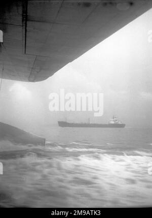 Short S.25 Sandringham 4 VP-LVE 'Southern Cross' (msn SH.55c, ex JM715), di Antilles Air Boats, registrata nelle Isole Vergini Britanniche. Vista dalla cabina durante il decollo a Calshot, nell'ottobre 1977. Questo aeromobile è tornato nel Regno Unito nel 1984 ed è ora conservato al Solent Sky Museum di Southhampton. Foto Stock