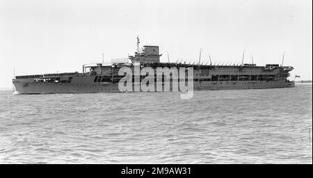 Royal Navy - HMS coraggioso, un coraggioso combattente di classe costruita per la Royal Navy durante la prima guerra mondiale. Progettata per supportare il progetto Baltico promosso dal primo Sea Lord John Fisher, la nave era molto blindata e armata con solo pochi cannoni pesanti. Coraggioso fu completato alla fine del 1916 e trascorse la guerra pattugliando il Mare del Nord. Partecipò alla seconda battaglia di Heligoland bight nel novembre del 1917 ed era presente quando la flotta tedesca degli alti mari si arrese un anno dopo. Coraggioso fu smantellato dopo la guerra, poi ricostruito come portaerei durante la metà degli anni '19 Foto Stock