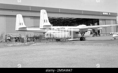 Armstrong-Whitworth AW.660 Argosy C.1 G-BDCV (msn 6767, ex XP412), di Field Aircraft Services, Ltd., presso l'aeroporto delle East Midlands. (In precedenza gestito da No.LXX Squadron Royal Air Force, dalla RAF Akrotiri, a Cipro). Foto Stock