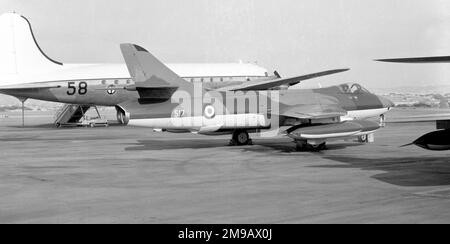 Singapore Air Defence Command - Hawker Hunter Mk.74A 517 (msn 41H/688080, ex XJ689), durante la consegna, in una fermata di rifornimento presso RAF Luqa, Malta. Foto Stock