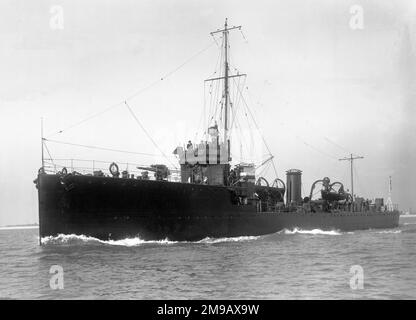 Royal Navy - HMS Hornet, un Destroyer di classe Acheron che servì durante la prima guerra mondiale e fu venduto per la sua rottura nel 1921. Fu la settima nave della Royal Navy ad essere chiamata Hornet. Hornet è stato costruito nell'ambito del programma navale del 1910-11 da John Brown & Company di Clydebank, Glasgow e lanciato il 20 dicembre 1911. Lei (e le sue navi gemelle Hind e Hydra) differiva dal cacciatorpediniere standard di classe i dell'Ammiragliato nel fatto di avere solo due alberi invece di tre. Avevano due turbine a vapore di tipo Brown-Curtis e due caldaie gemelle. Capace di 28 kN (32 mph; 52 km/h), ha trasportato due pistole da 4 poll. (100 mm), Foto Stock