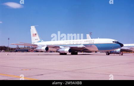 United states Air Force - Boeing VC-137B-BN 58-6970 (msn 17925, modello 707-153), della 89th Ala militare di sollevamento aereo alla base aerea di Andrews nel gennaio 1976, per le funzioni di trasporto presidenziale / VVIP. Donato al Museo del volo di Seattle nel giugno 1996. Foto Stock