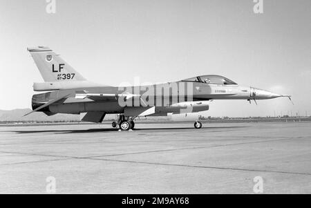 United States Air Force - General Dynamics F-16A Block 15AA OCU Fighting Falcon 87-0401 (msn 28-1, codice base 'LF'), del 311th Tactical Fighter Training Squadron, 58th Tactical Training Wing, presso Luke Air Force base, il 7 maggio 1988. Costruito per l'esportazione a Singapore nel 880, sotto il progetto Peace Carvin i, e successivamente consegnato alla Royal Thai Air Force nel 10323. Foto Stock