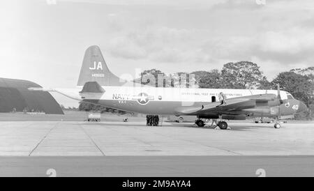 Lockheed P-3A-10-lo Orion 149668 (msn 185-5009, codice base 'JA', indicativo di chiamata '40'), di VX-1, (Air Test and Evaluation Squadron One - AIRTEVRON ONE), presso una stazione RAF nel Regno Unito. Foto Stock