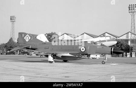 McDonnell Douglas F-4K Phantom FG.1 XT861 (msn 2383, codice base 'V'), di 892 Naval Air Squadron, presso RAF Leuchars. (Il codice di base 'V' è dispari, come vittorioso mai portato Phantoms, ed è stato de-commissionato prima che apprezzabili numeri di Phantoms fossero disponibili) Foto Stock