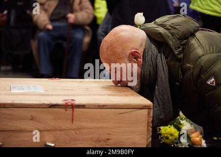 Palermo, Sicilia, Italia. 17th Jan, 2023. Il funerale di Biagio Conte si svolge nella sua Sicilia natale, nella cattedrale di Palermo, dopo cinque giorni di lutto e veglia ufficiale. La cerimonia è stata officiata da Corrado Lorefice, vescovo di Palermo, insieme ai membri della comunità missionaria, dalla rappresentanza ufficiale di Renato Schifani, presidente della Sicilia, Roberto Lagalla, sindaco di Palermo, Leoluca Orlando, ex sindaco, personale della chiesa, varie autorità giudiziarie e forze di sicurezza dello stato. Migliaia di parrocchiani hanno accompagnato la famiglia missionaria, concentrandomi entrambi Foto Stock