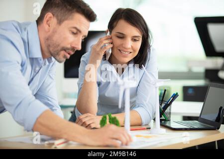 ritratto di architetto maschile e di donna che discute piano Foto Stock