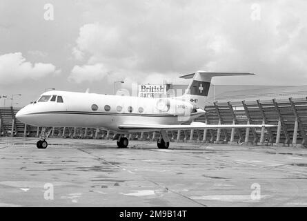 Grumman G-1159 Gulfstream II HB-IEY (msn 210), di Petrola, presso l'aeroporto Heathrow di Londra. Foto Stock