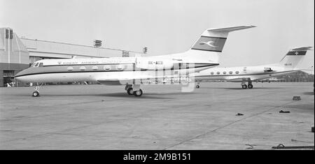 Grumman G-1159 Gulfstream II 9K-AEB (msn 244), del governo della Kuwait-Kuwait Airways, all'aeroporto di Londra Heathrow, con il G II HB-ITR di Tiny Rowland. Foto Stock